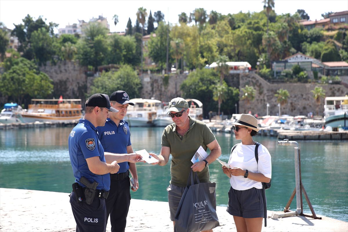 Antalya'da Turizm Polisleri Turistlere Güvenli Tatil İçin Görev Başında