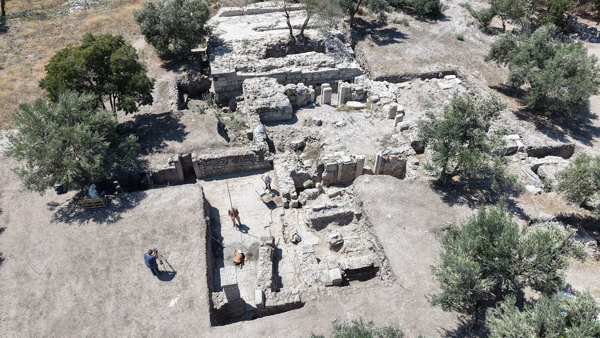 Apollon Smintheus Kutsal Alanı'nda Roma Hamamı'nın soğuk havuzları ve soyunma odası gün yüzüne çıkarılıyor
