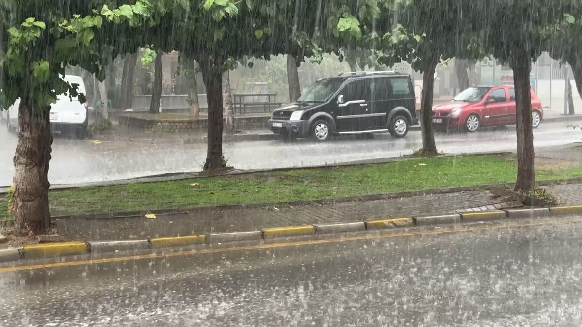 Efeler'de Sağanak Yolları Suda Bıraktı