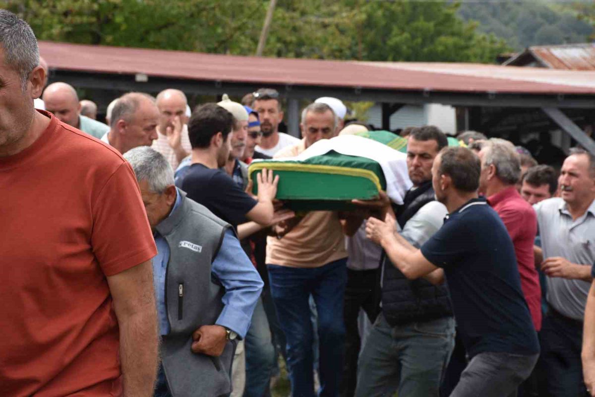 Sakarya'da Fındık Bahçesinde Kalp Krizi: 58 Yaşındaki Adam Hayatını Kaybetti