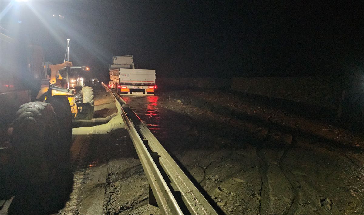 Sakaltutan Geçidi'nde Heyelan: Tır Bariyerlere Sıkıştı