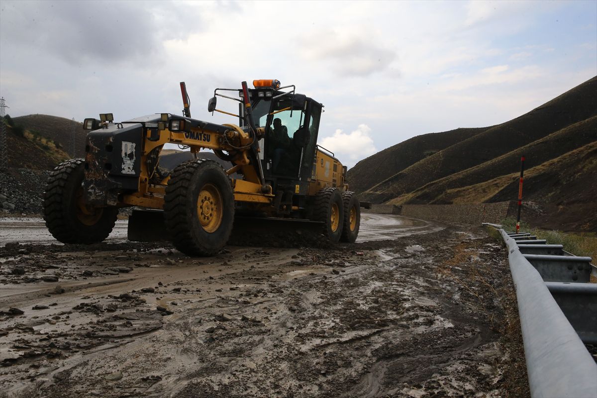 Erzurum'da Heyelan: Yol Temizliği Başladı