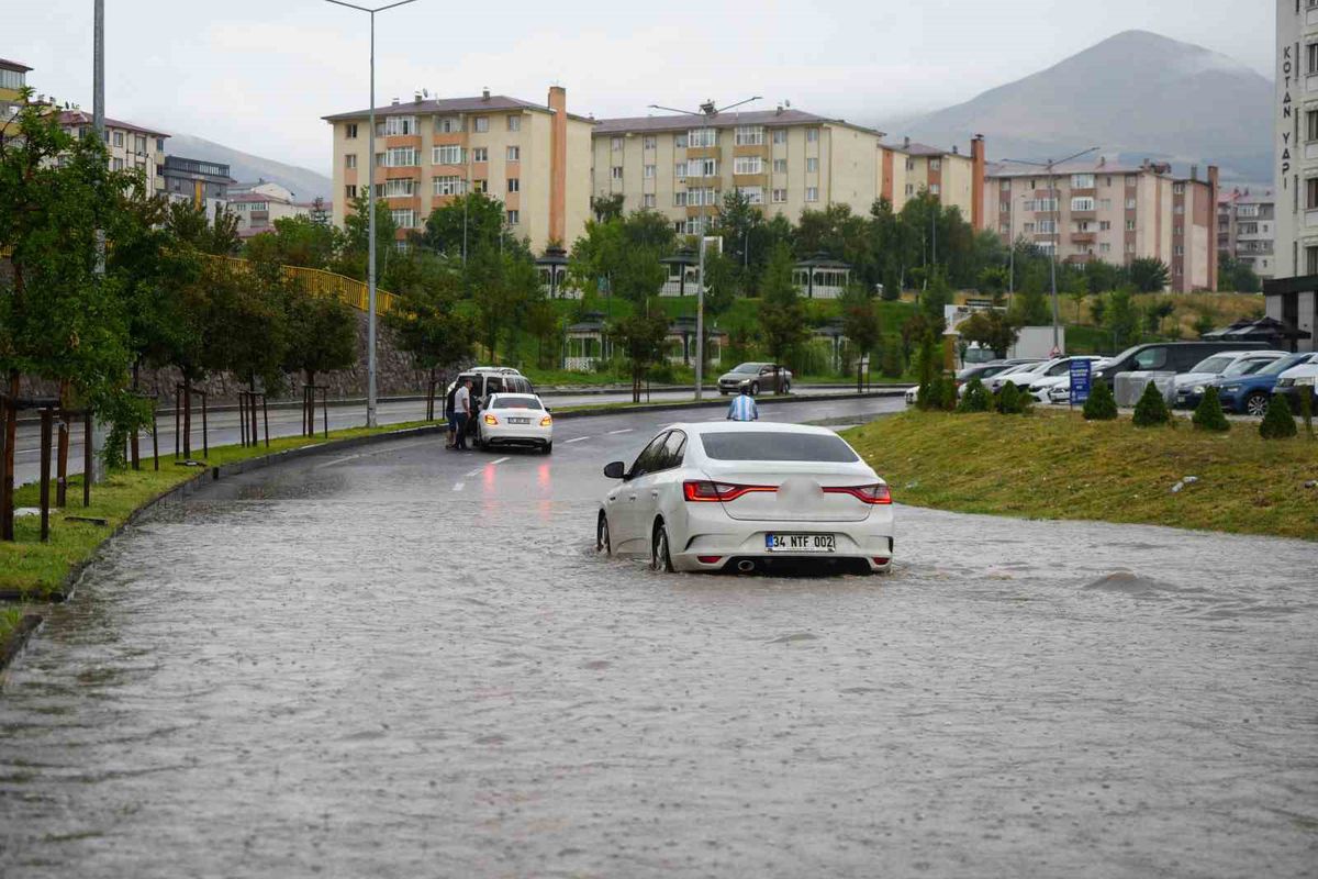 Erzurum'da sağanak sel ve su baskınlarına yol açtı