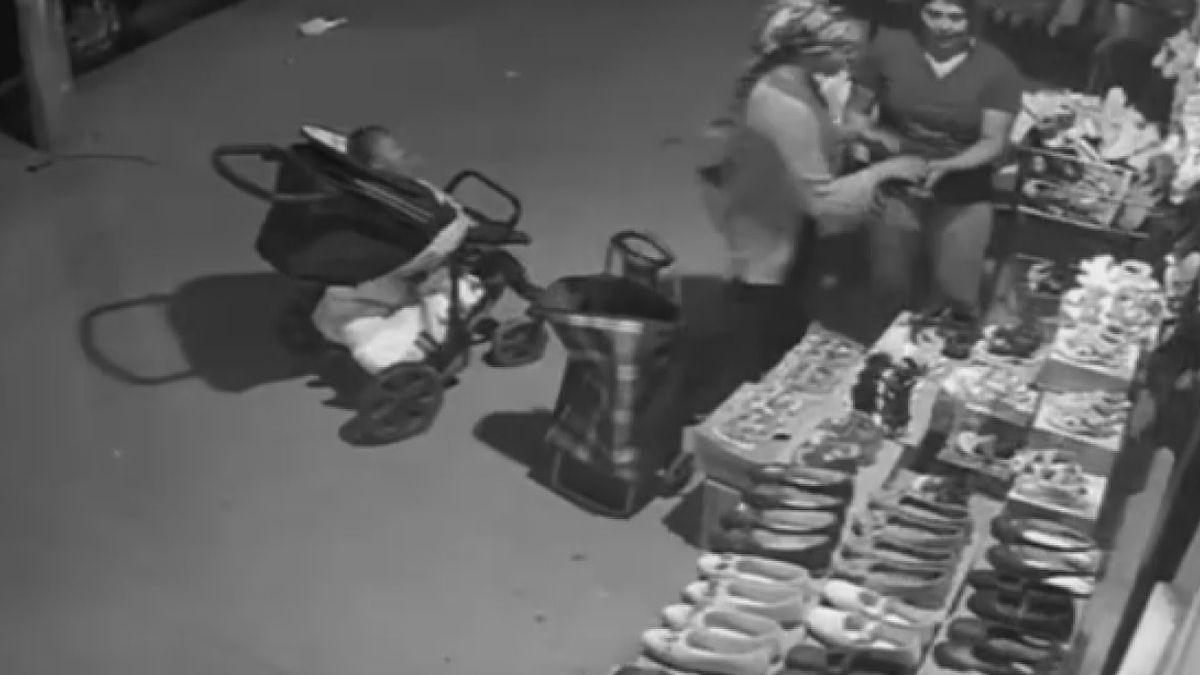 Esenyurt'ta Mağazadan Ayakkabı Çalan 4 Kadın Kamerada