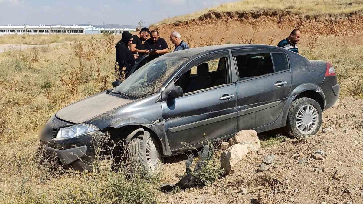 Eskişehir'de Otomobil Yoldan Çıktı