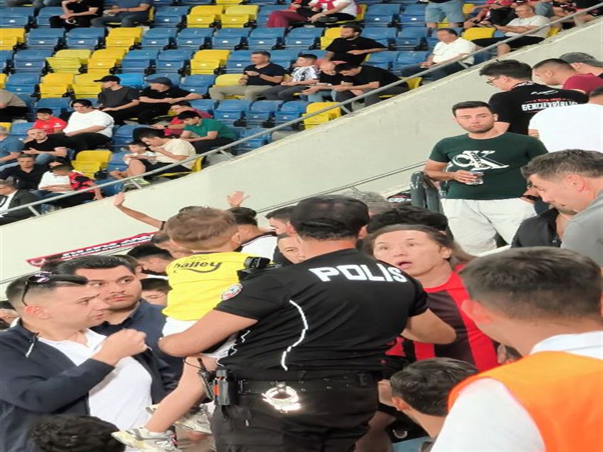 Gençlerbirliği-Fenerbahçe maçında formayı çıkartılan çocuğa tepki gösteren şüpheli gözaltına alındı