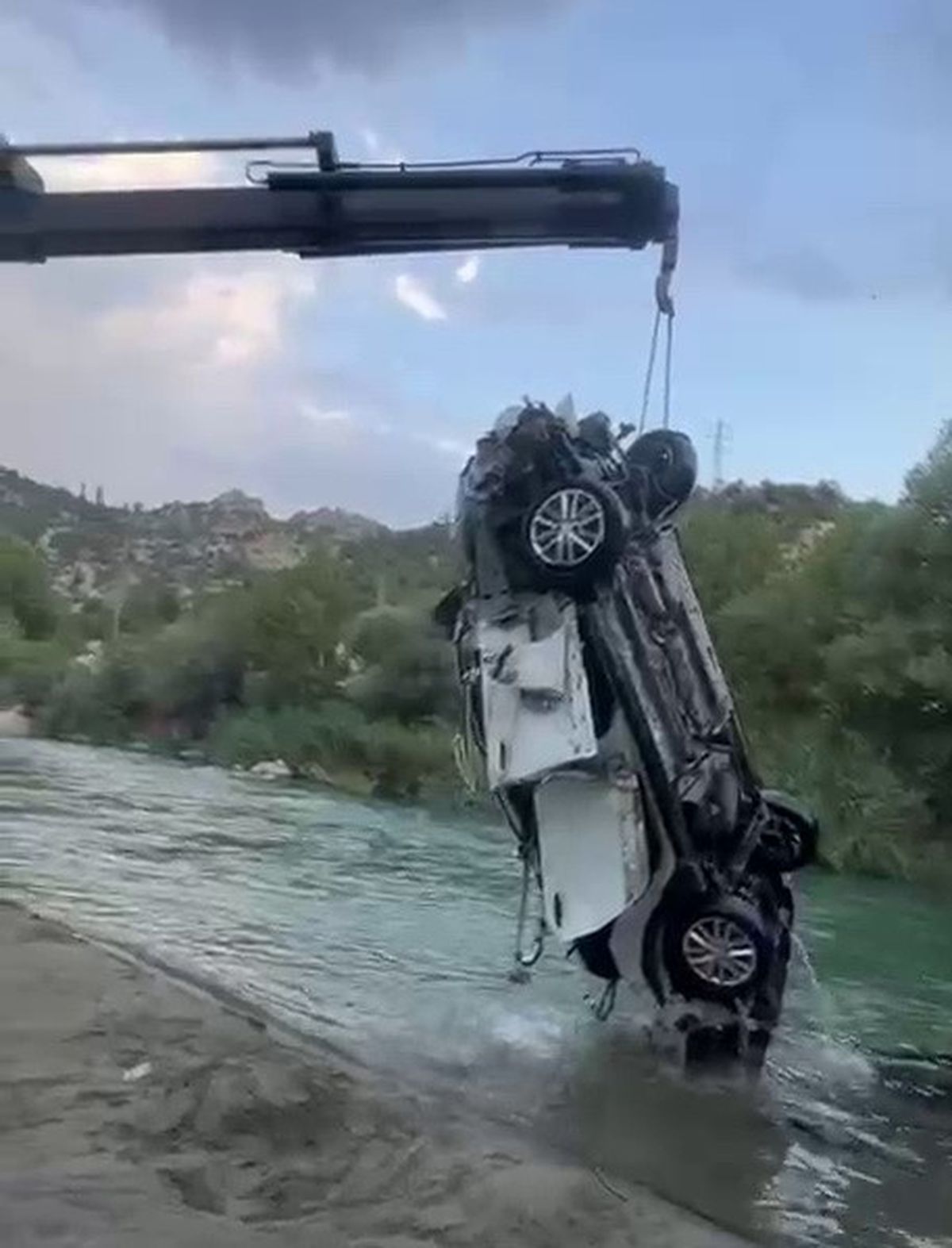 Adıyaman'da Kontrolden Çıkan Otomobil Köprüden Göksu Çayı'na Düştü: Araç Sudandan Çıkarıldı