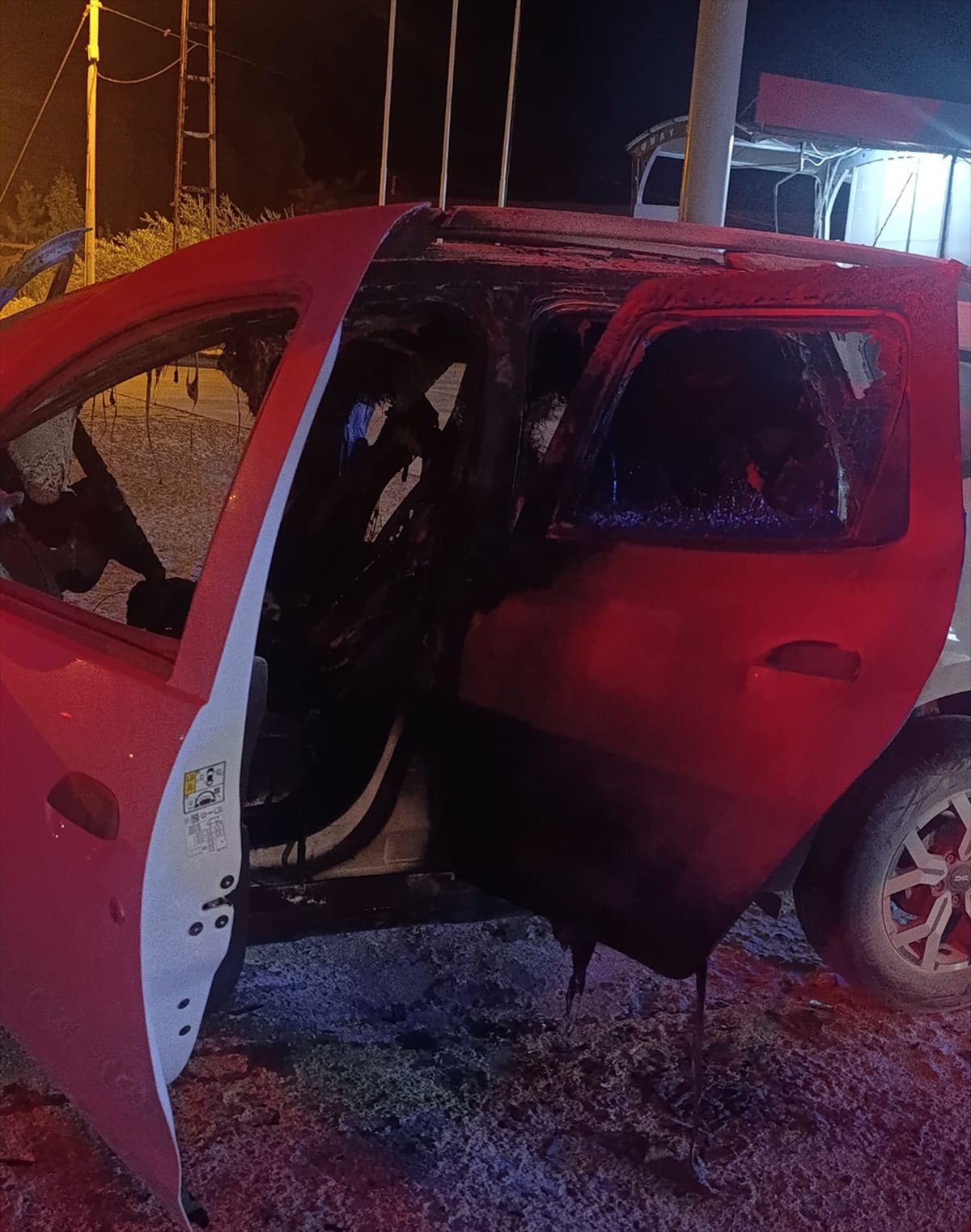 Yüksekova'da otomobil alev aldı: 3 yaralı