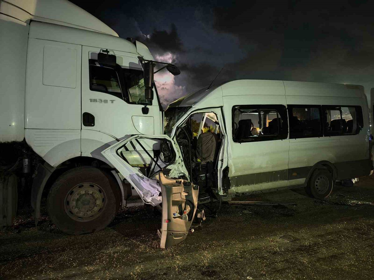 Hatay'da İşçi Servisi ile Tır Çarpıştı: 1 Ölü, 15 Yaralı