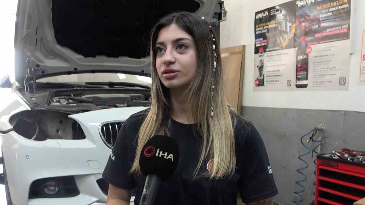 Bursa'da Oto Tamirhanesinde Bir İlk: 19 Yaşındaki Azra Ustalara Taş Çıkartıyor