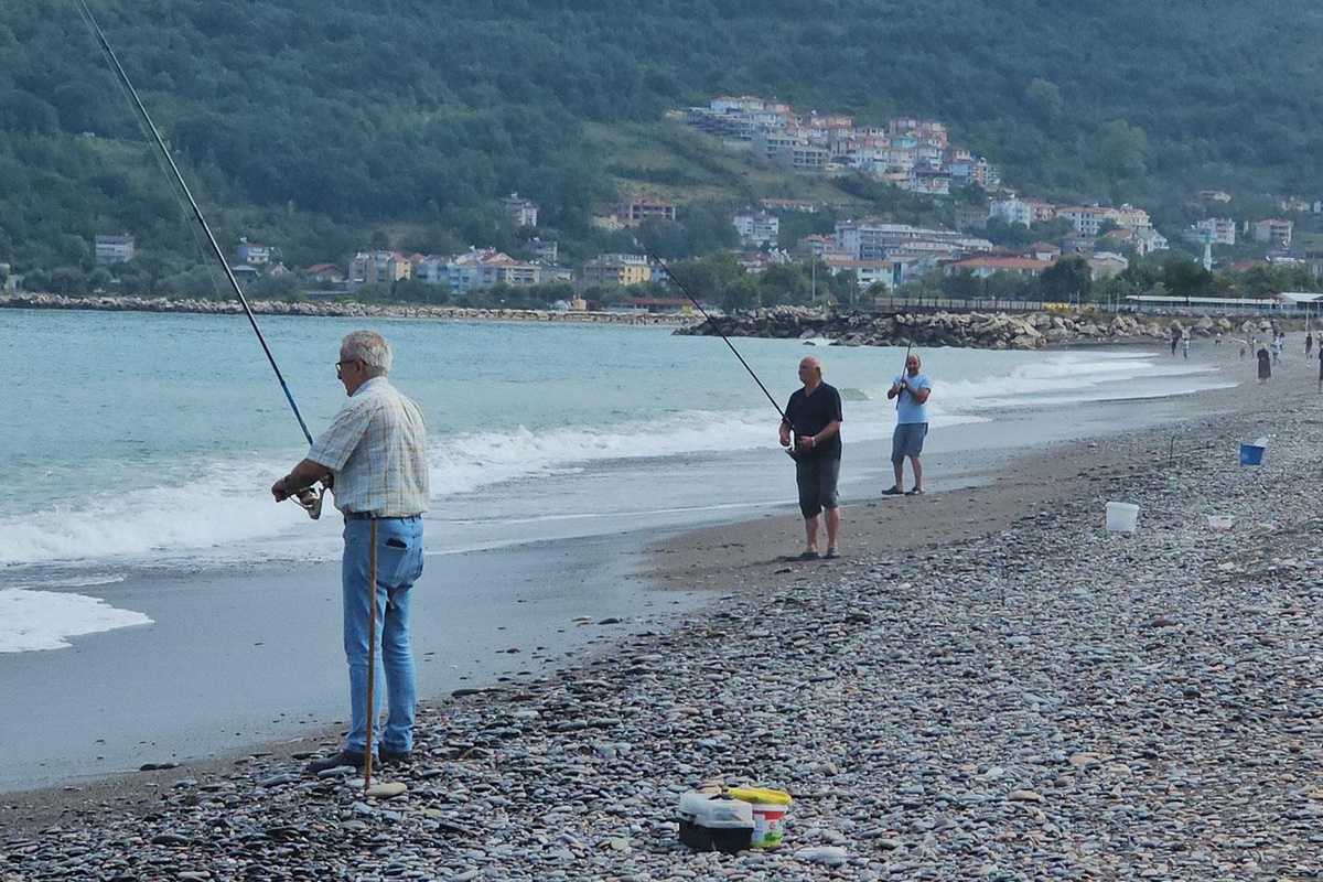 Karadeniz'de balık bolluğu: Oltasını kapan deniz kenarına koştu, kovalar doldu