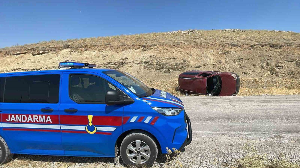 Karaman'da Devrilen Hafif Ticari Araçta Sürücü Yaralandı