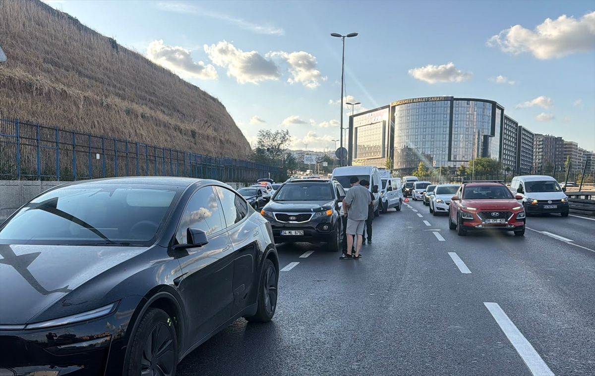 Küçükçekmece’de Zincirleme Kaza: 4 Yaralı