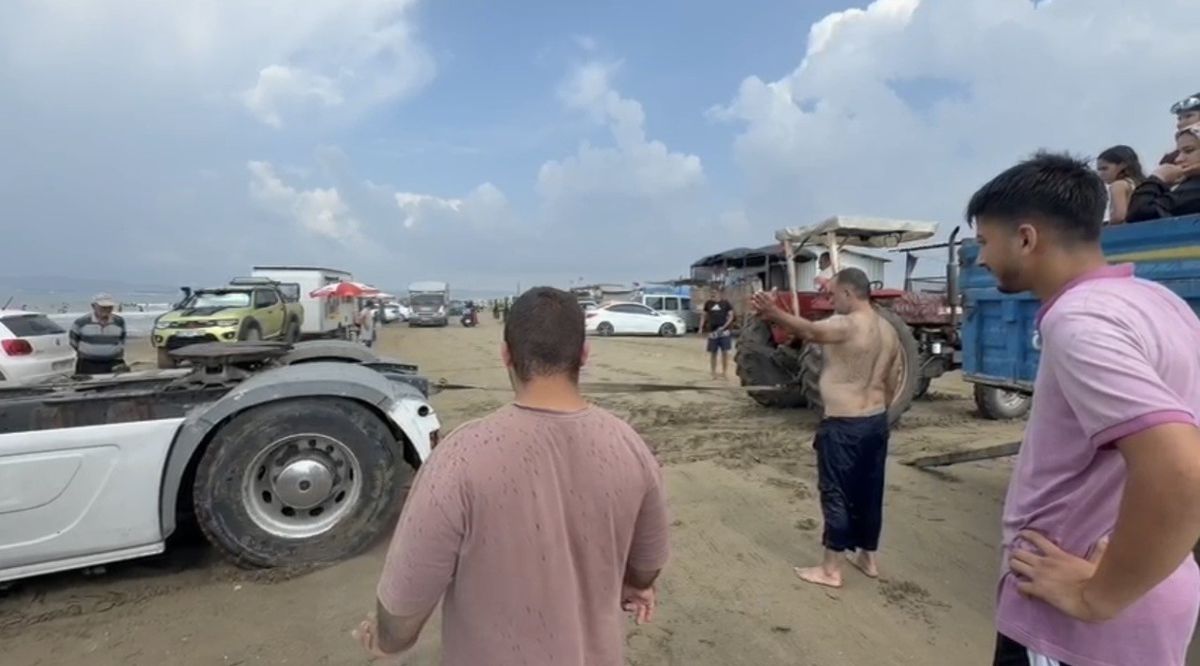 Erzin'de Kumda Mahsur Kalan Tır İki Traktörle Kurtarıldı