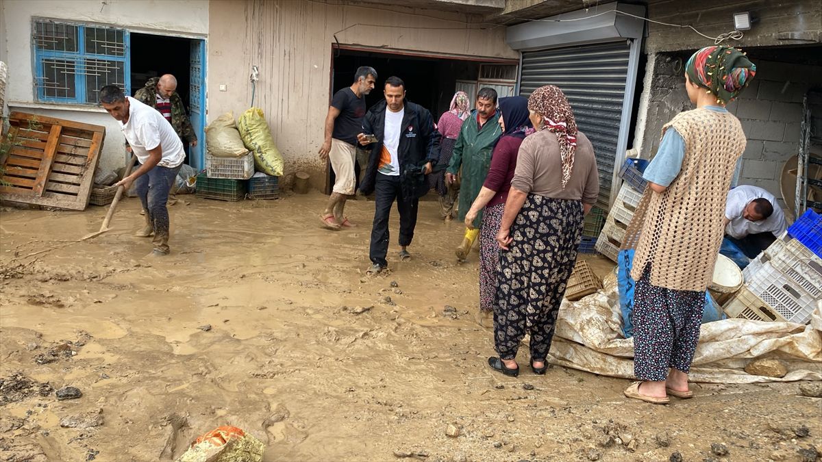 Malatya'da Sağanak Evleri Bastı, Kayısılar Zarar Gördü