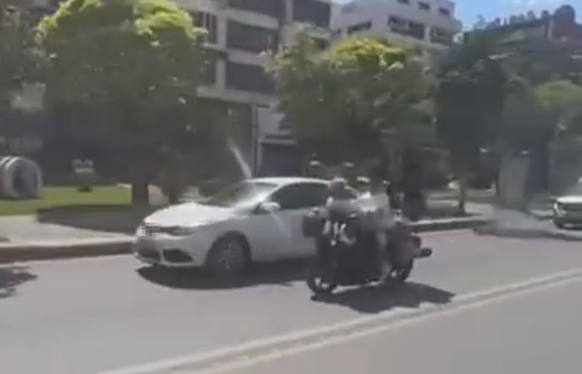 Eskişehir'de Kasksız ve Ters Oturarak Motosiklet Sürüşü