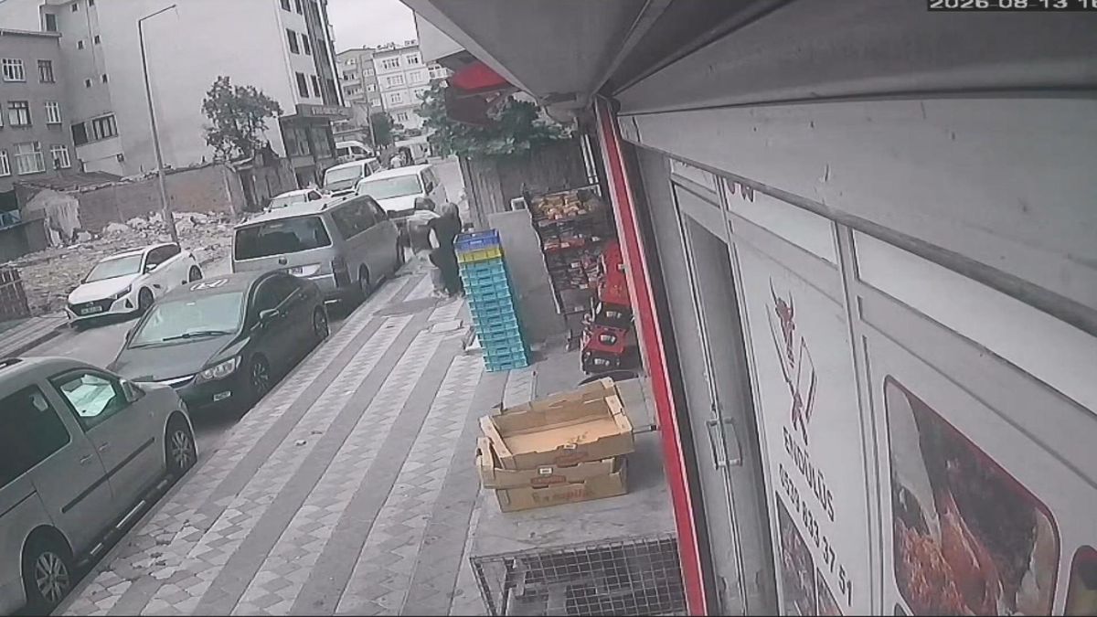 Sultangazi'de Motosikletli Gaspçı Kadının Çantasını Alamayınca Kaçtı