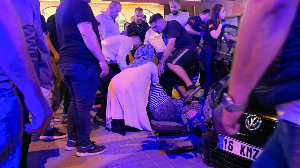 İnegöl’de Kontrolden Çıkan Otomobil Park Halindeki Araçlara Çarptı: Sürücü Yaralı, Annesi Baygınlık Geçirdi