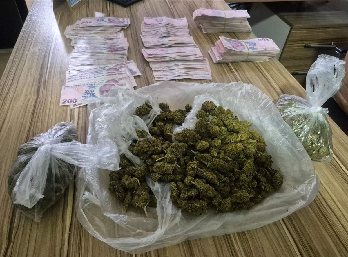İnegöl'de polisten kaçan sürücüde 483 gram esrar ve 168 bin TL ele geçirildi