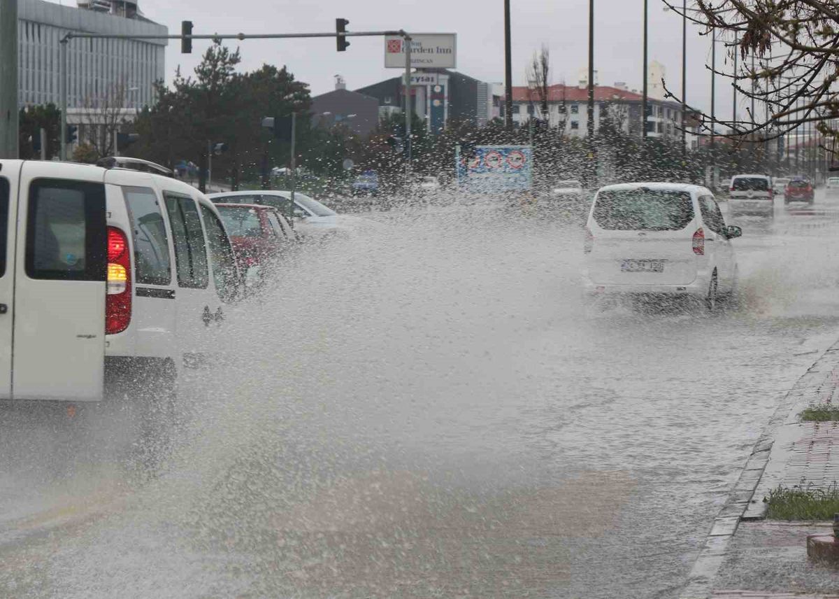 Erzincan'da Sağanak Ulaşımı Felç Etti