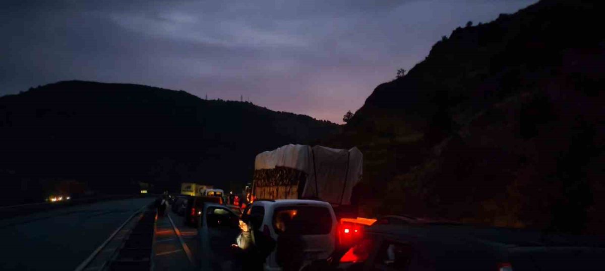 Koyulhisar-Şebinkarahisar Yolunda Heyelan: 10 Kilometrelik Araç Kuyruğu