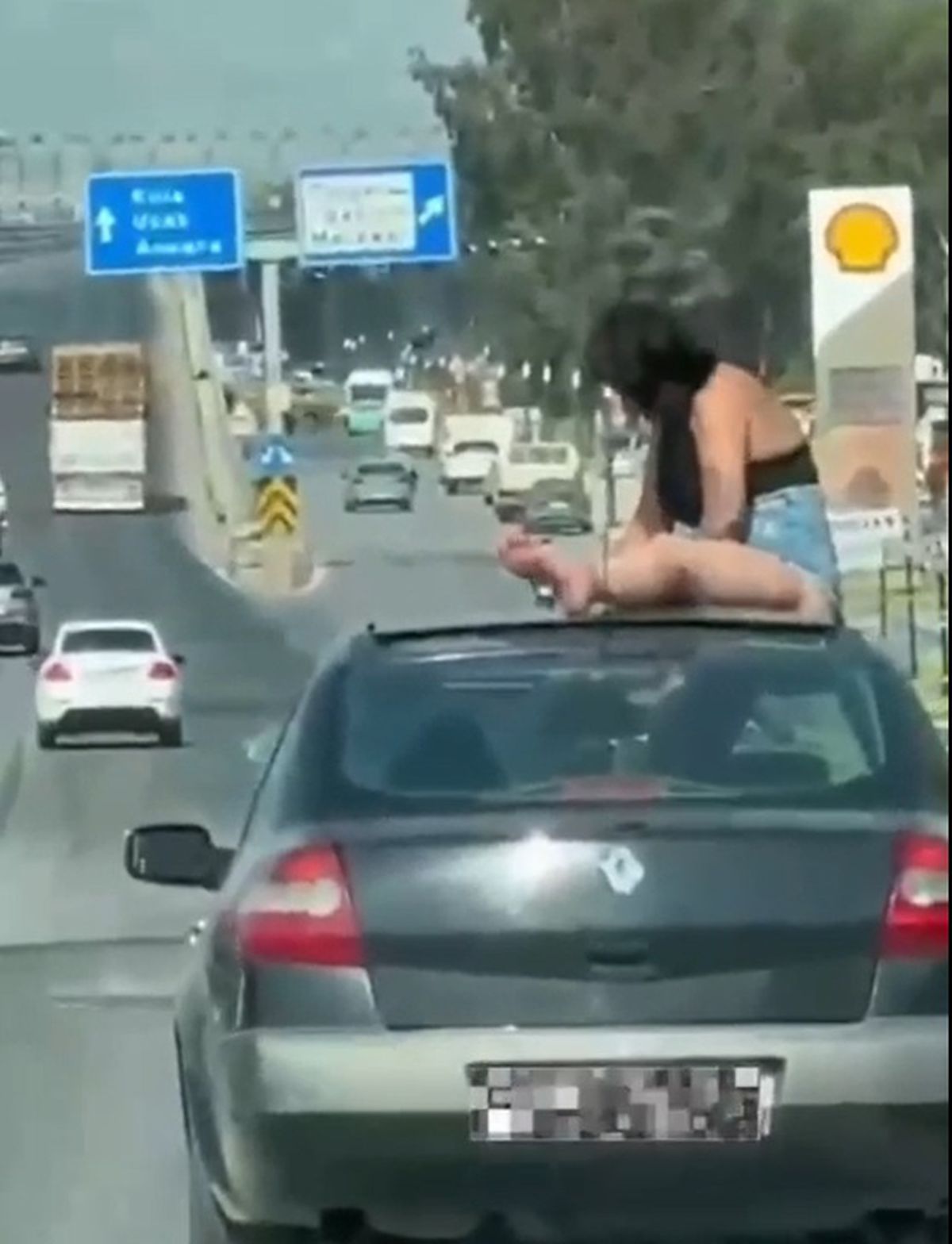 Salihli'de Açılır Tavana Çıkan Kadın ve Sürücü Gözaltında