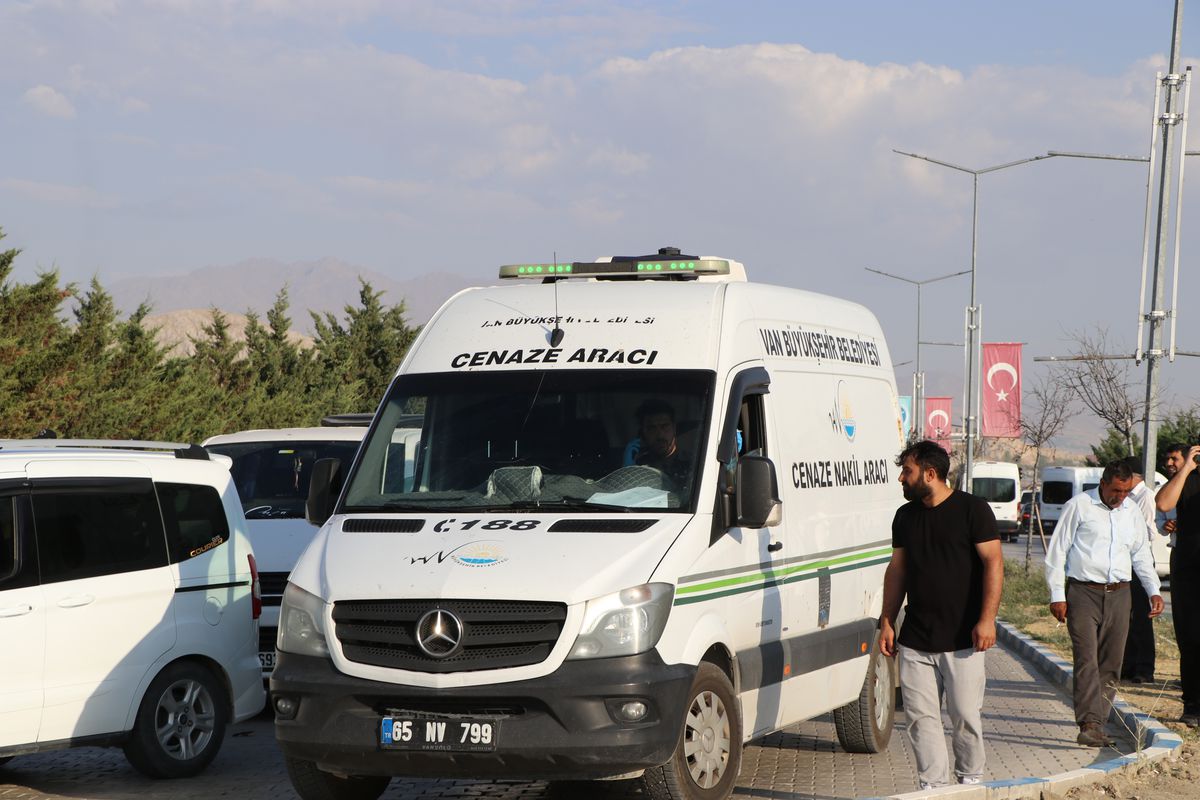 Van'da İki Kardeşin Cenazesi Toprağa Verildi