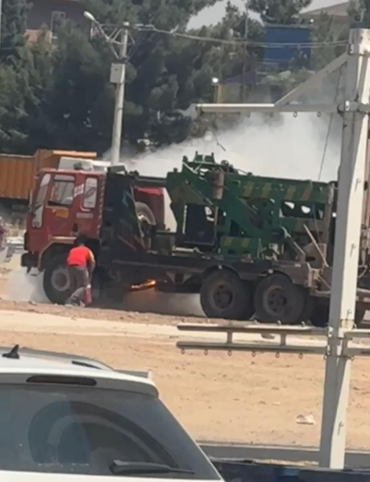 Viranşehir'de Park Halindeki Araç Alev Aldı: Petrol İstasyonu Çalışanları Faciayı Önledi