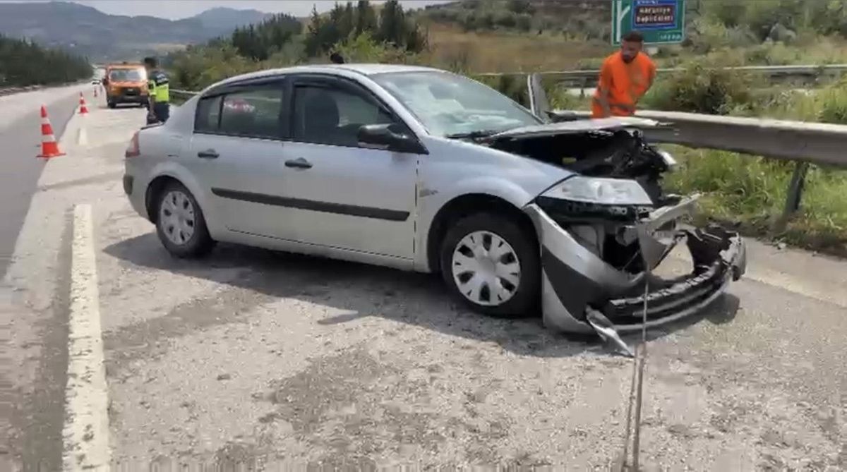 Osmaniye'de Yağışlı Yolda Kontrolden Çıkan Otomobil Bariyerlere Çarptı: 4 Yaralı