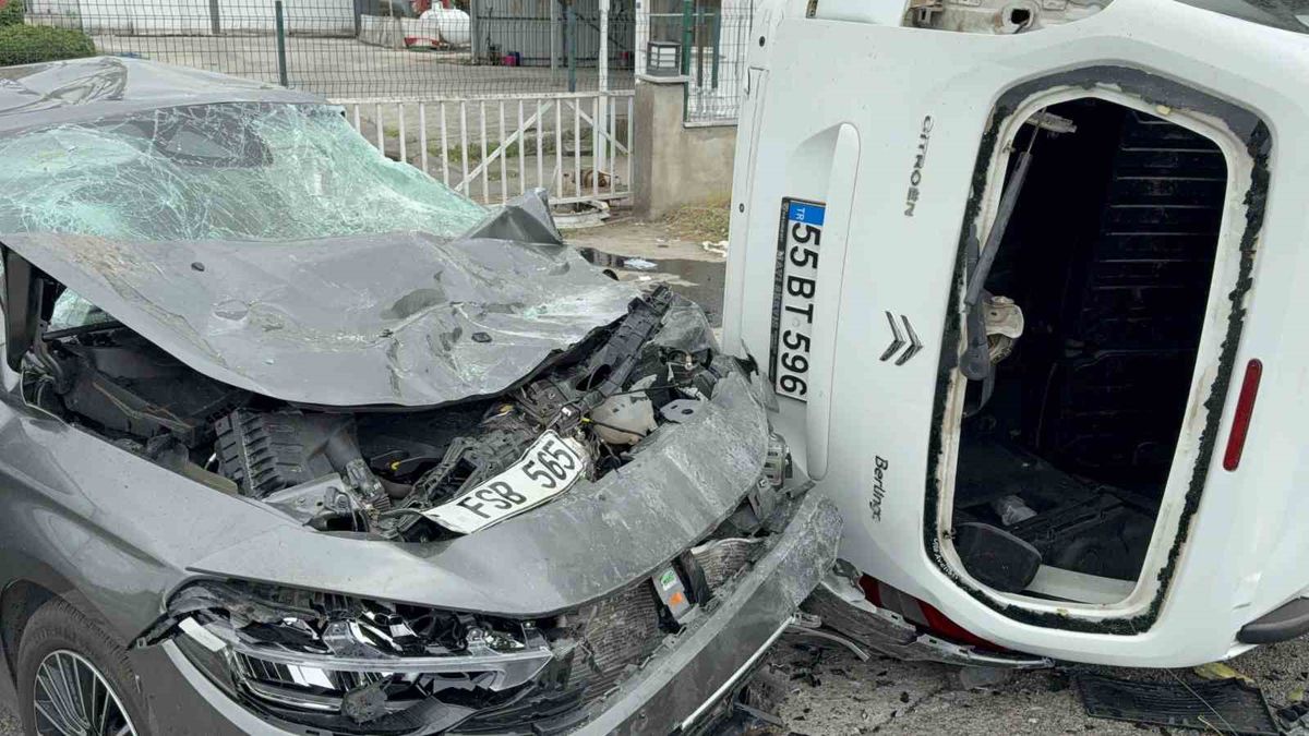 Terme'de Korkunç Kaza: Araç Havalanıp Karşı Şeritteki Otomobilin Üzerine Düştü