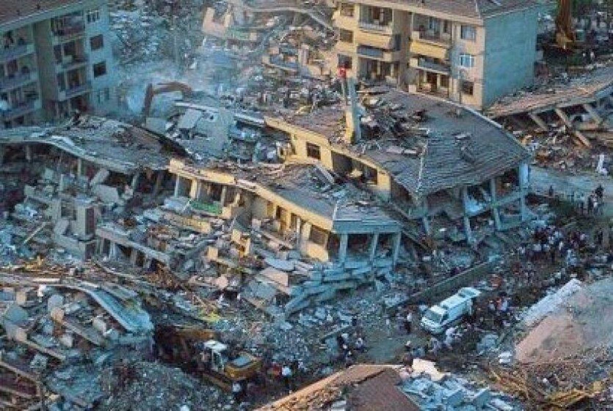 İzmirli İtfaiyeciler 17 Ağustos'u Anlattı: 'Enkaz Başında Çok Oturup Ağladım'