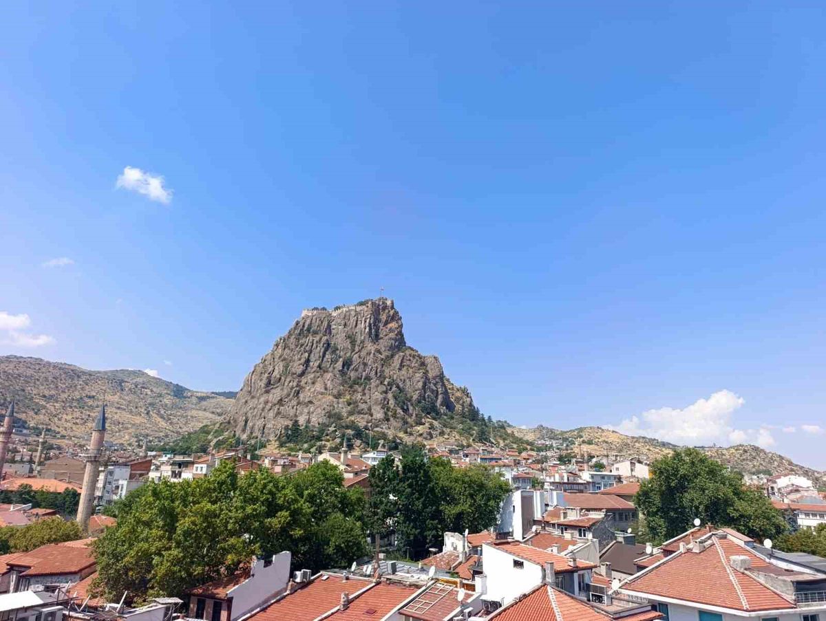 Afyonkarahisar'da Hafta Açık ve Sıcak Başlıyor, Öğleden Sonra Bölgesel Yağış Bekleniyor