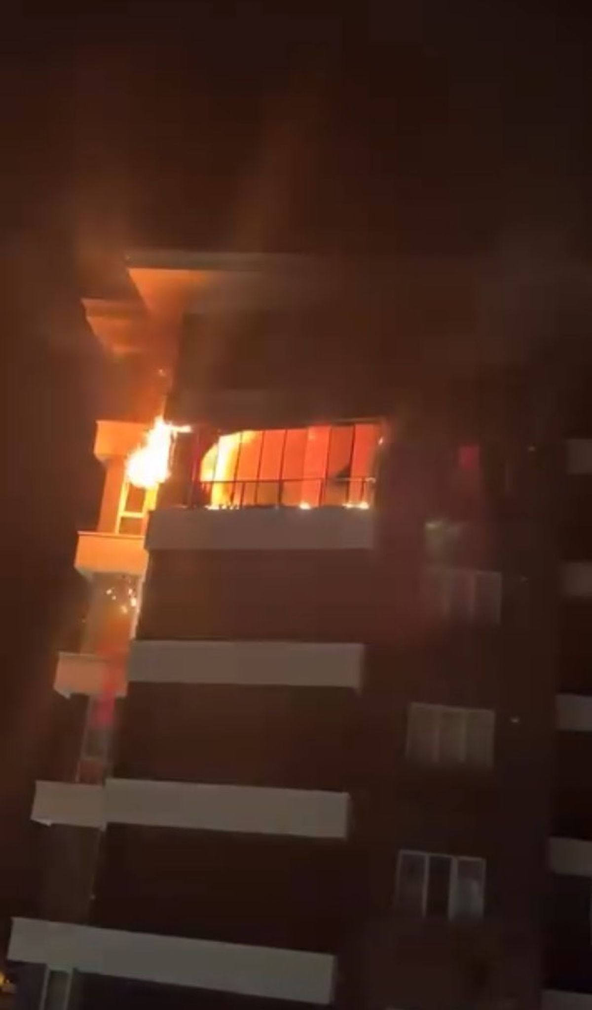 Aksaray'da 8 Katlı Binada Yangın Panik Yarattı