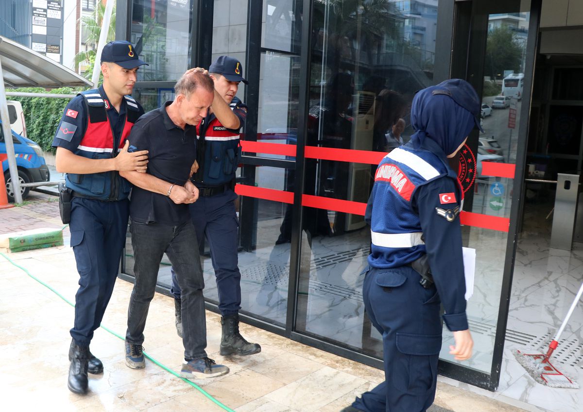 Alanya'da Mango Üreticisi Eşini ve Kayınvalidesini Bıçakladı, Çatıda İntihar Girişiminde Bulundu