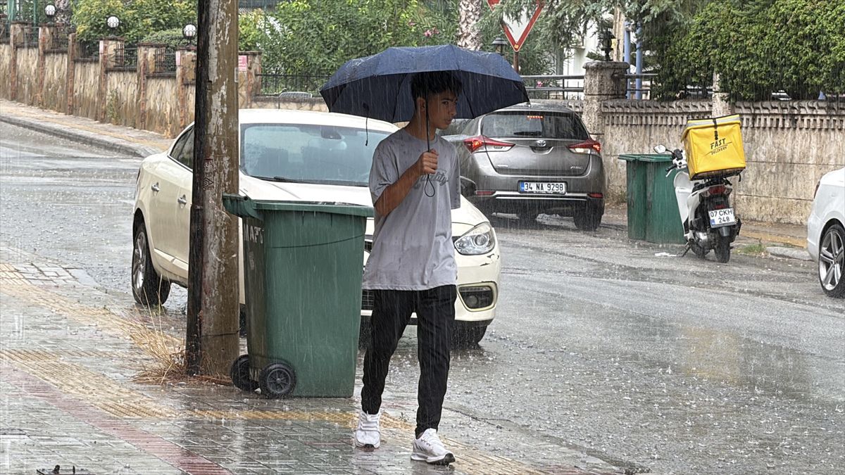 Alanya'da Sağanak Serinlik Getirdi