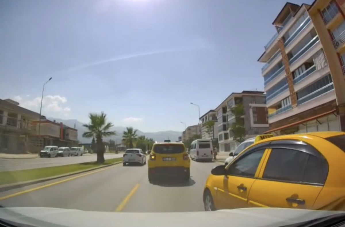 Taksi Şerit Değiştirdi, Kaza Son Anda Önlendi