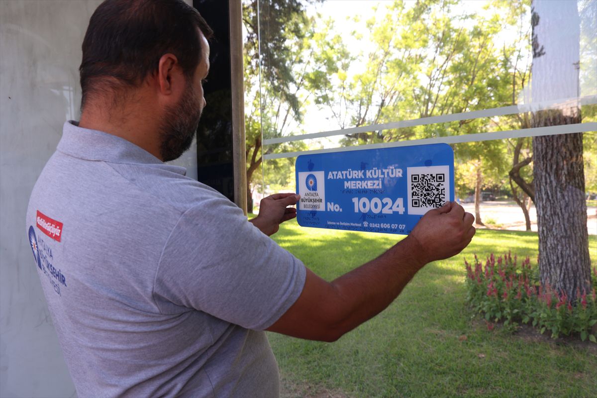 Antalya'da 1200 durağa Braille ve QR kodlu levha