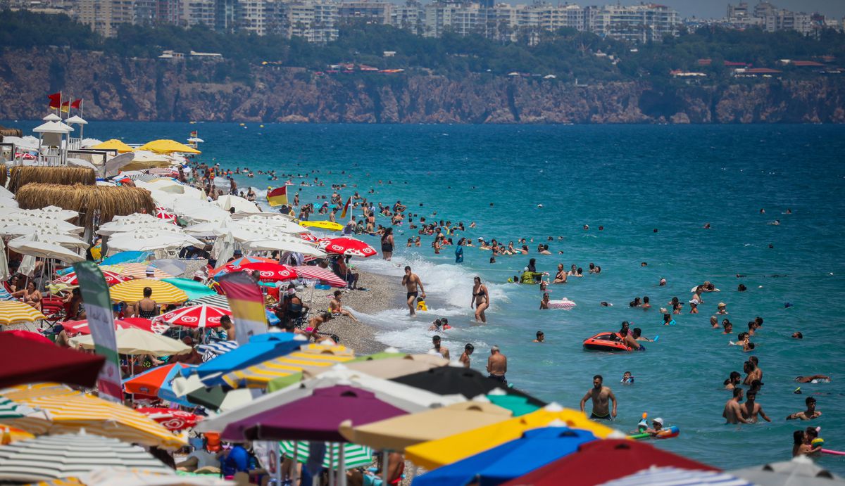 Antalya Mavi Bayrakta Dünya Birincisi, Ancak Deniz Kirliliği Tehdit Ediyor