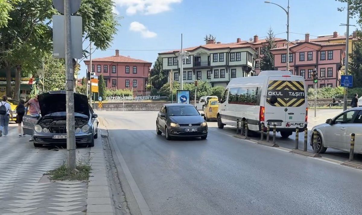 Eskişehir'de Yabancı Plakalı Araçtan Sızan Motor Yağı Trafiği Aksattı