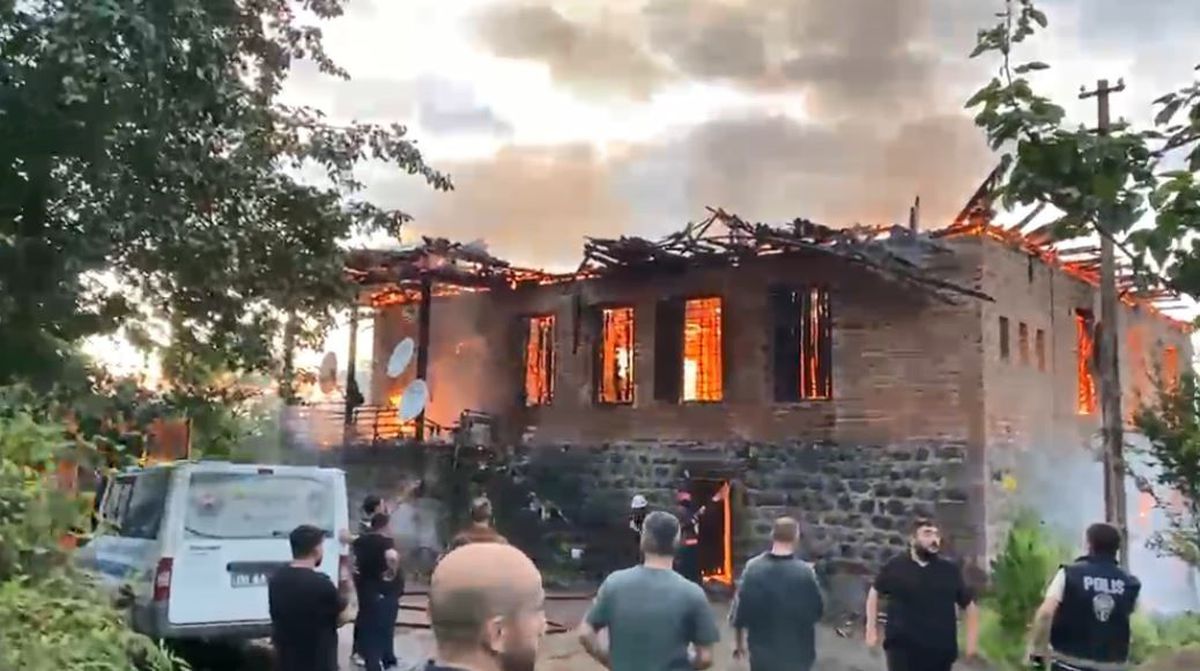 Arhavi'de iki katlı evde yangın