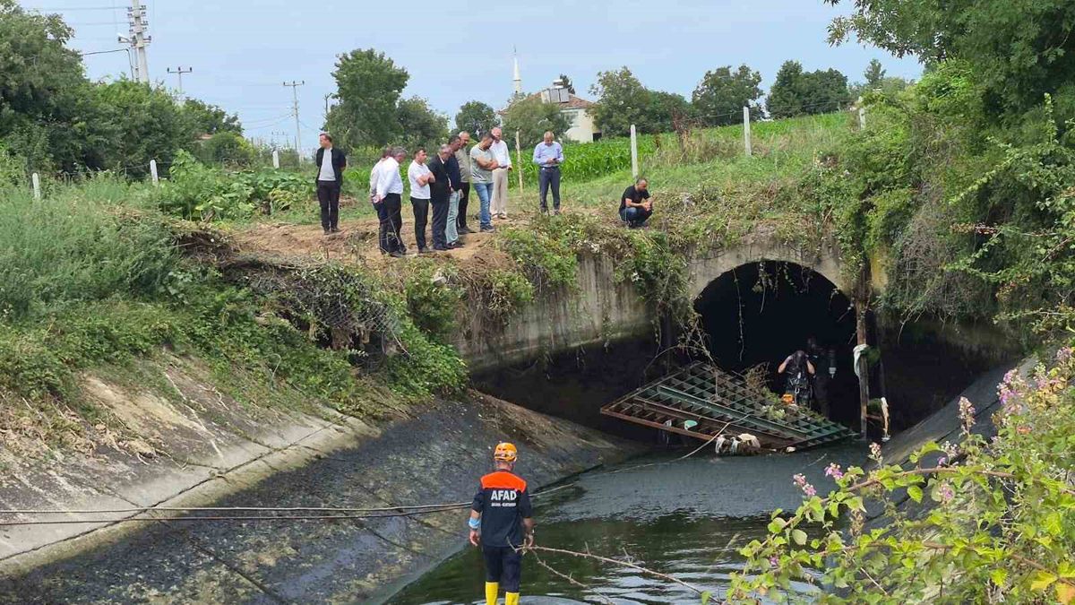 Bafra'da Otomobil Sulama Kanalına Düştü: 1 Yaralı, 1 Kayıp