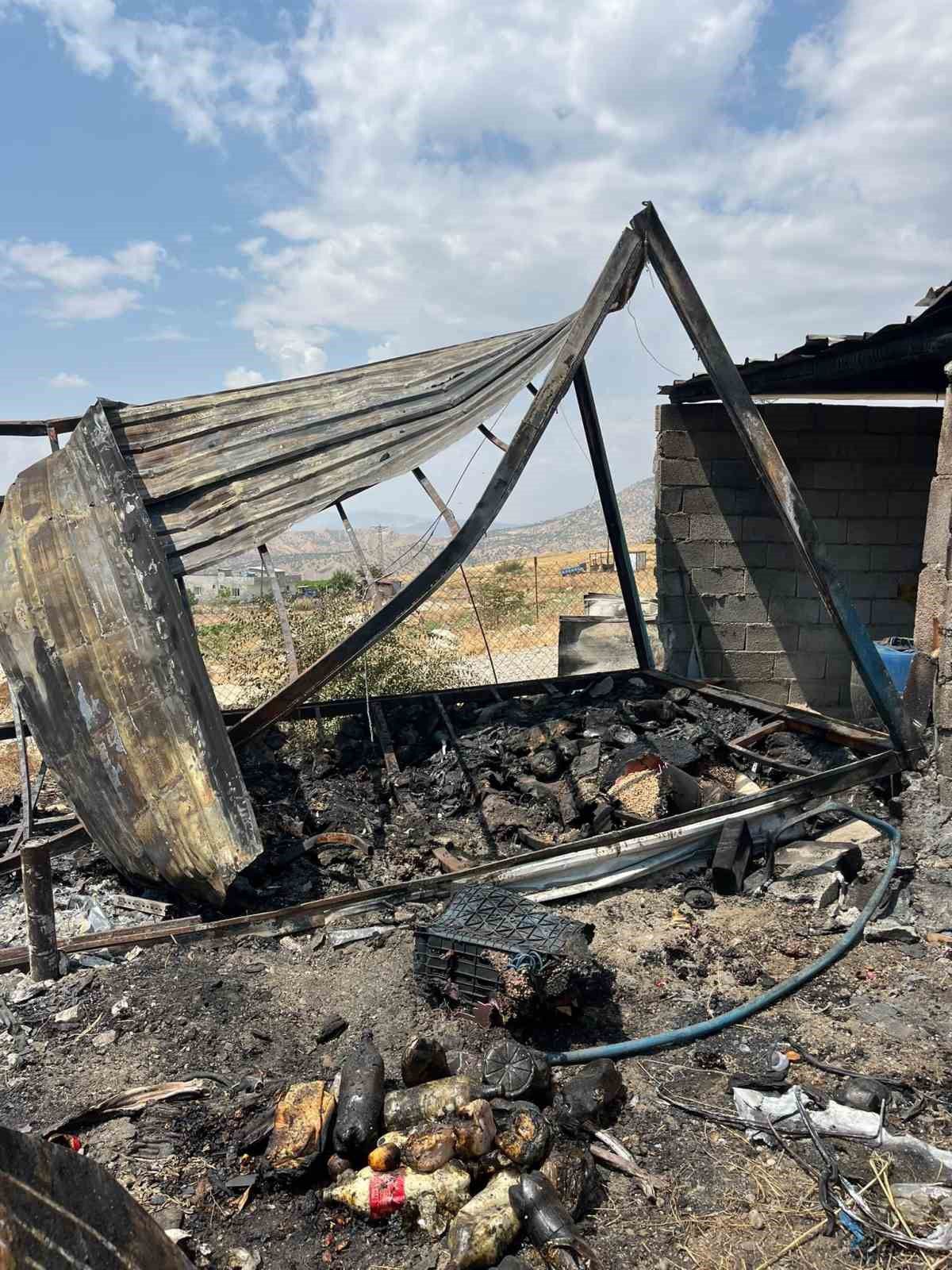 Sason'da Yangın: Ev ve Traktör Kül Oldu