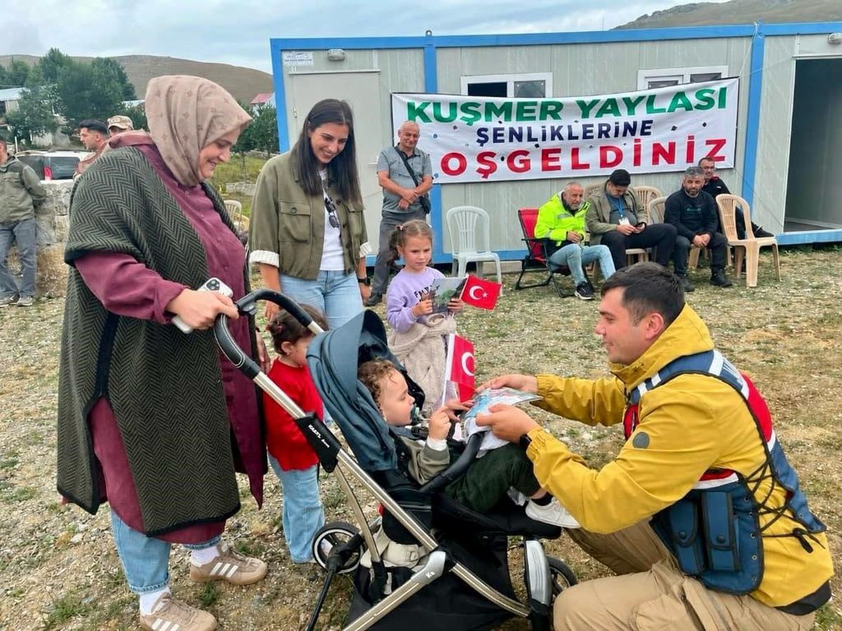 Bayburt'ta Yayla Şenliğinde Jandarmadan Bilgilendirme