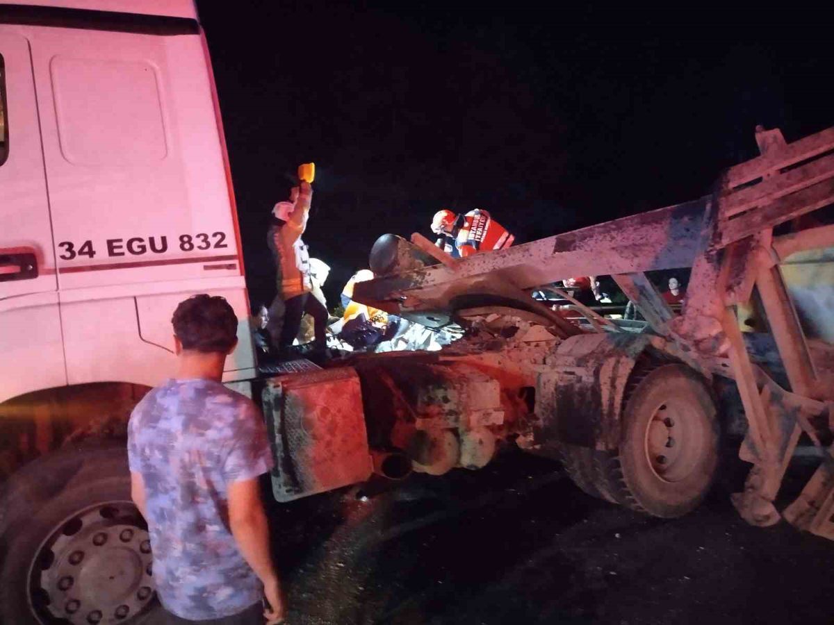 Beykoz'da Hafriyat Kamyonu Otomobille Çarpıştı: 3 Yaralı