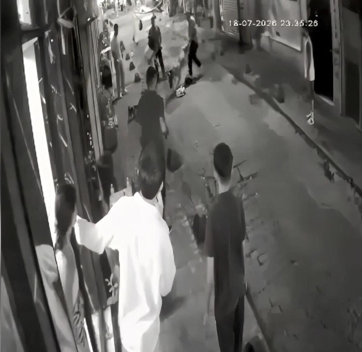Beyoğlu'nda terriere saldıran pitbull cinsi köpeğin sahibinin bıçaklandığı kavga kamerada