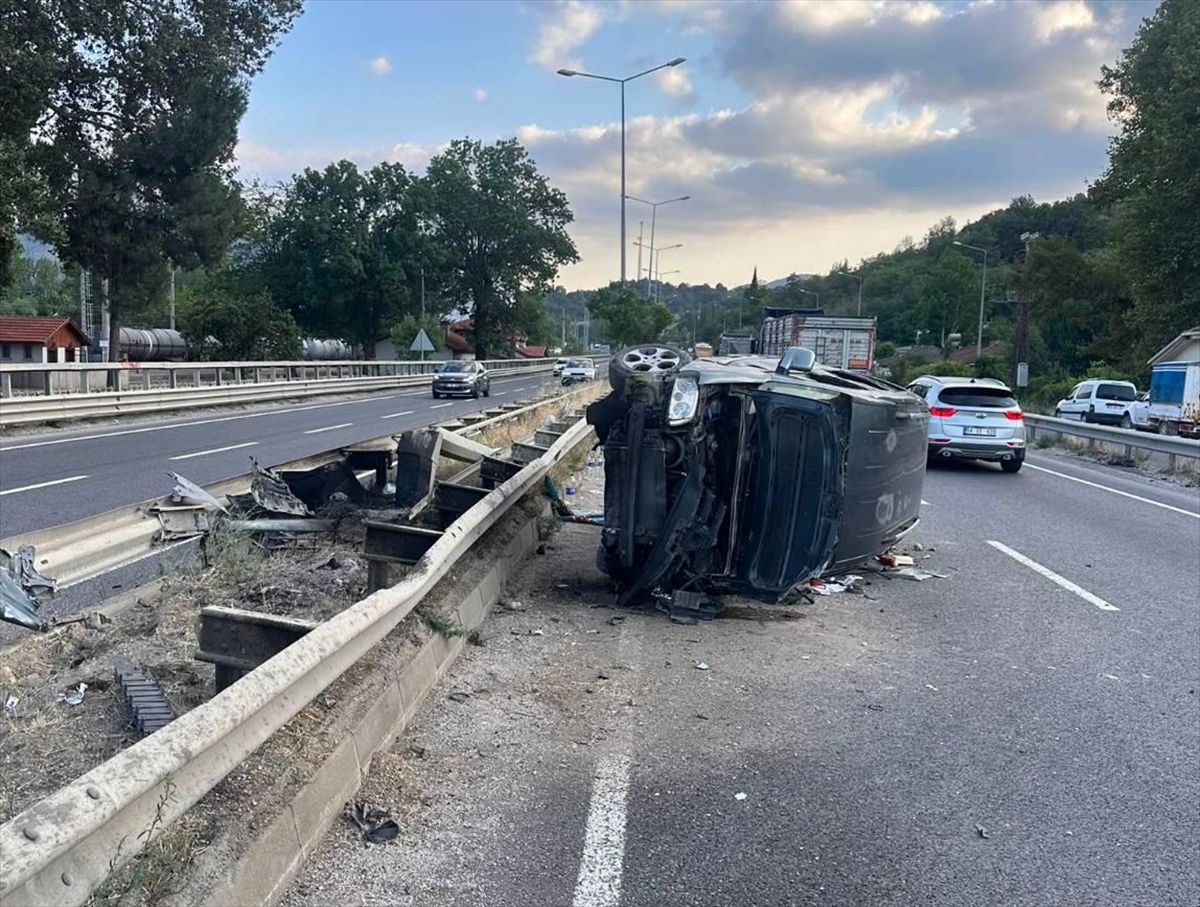 Bilecik'te bariyere çarpıp devrilen araçtaki 3 kişi yaralandı