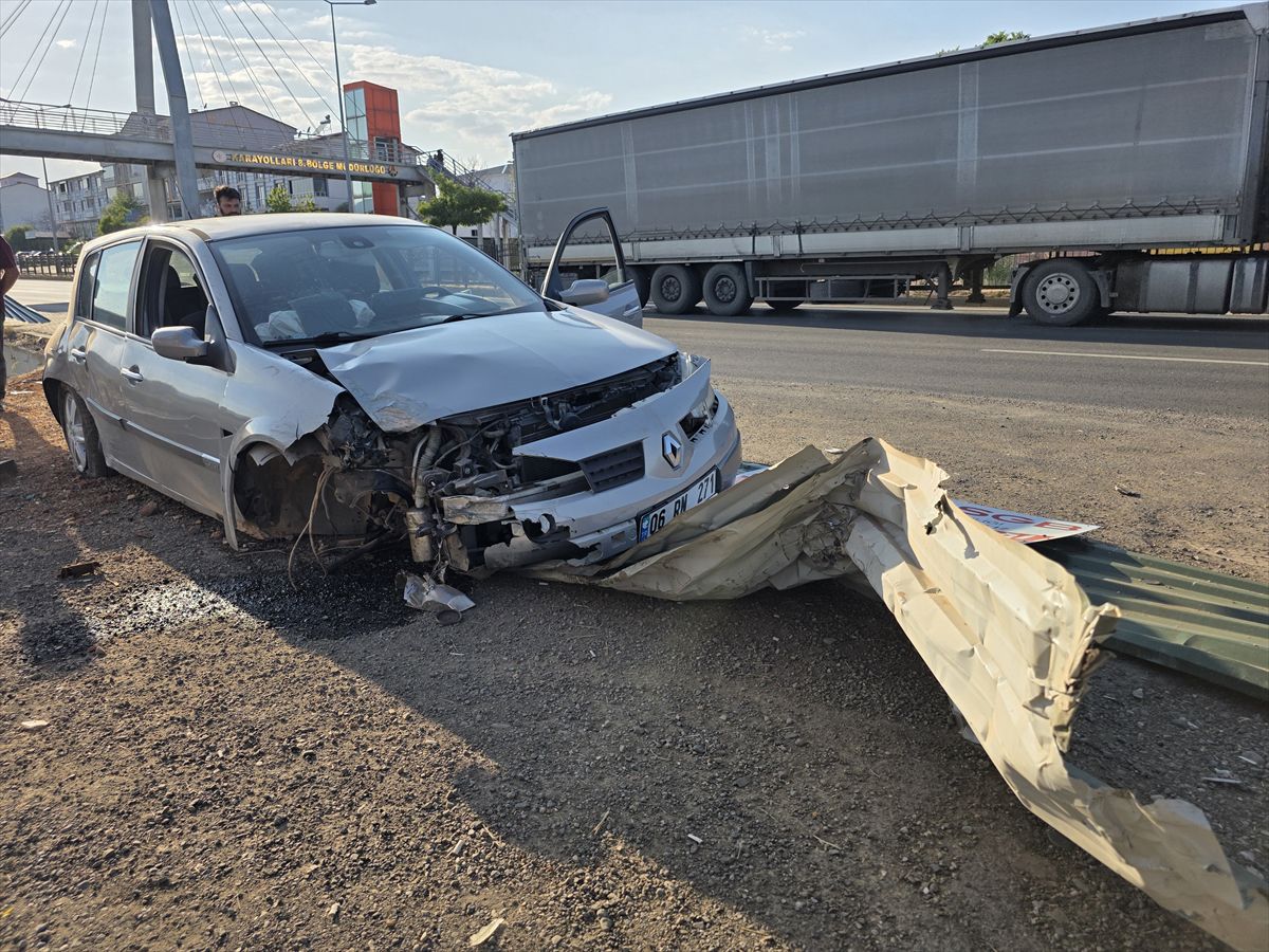 Bingöl'de İki Otomobil Çarpıştı: 3 Yaralı