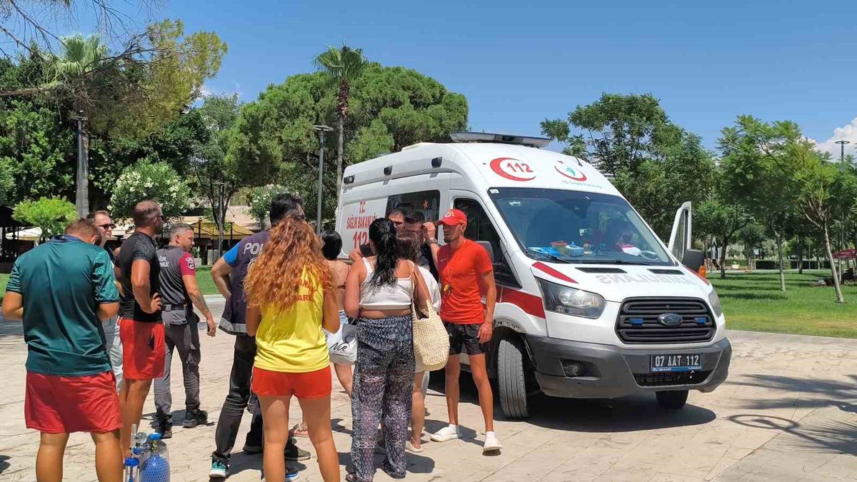 Antalya'da Boğulma Tehlikesi: Cankurtaranlar Sudan Çıkardı