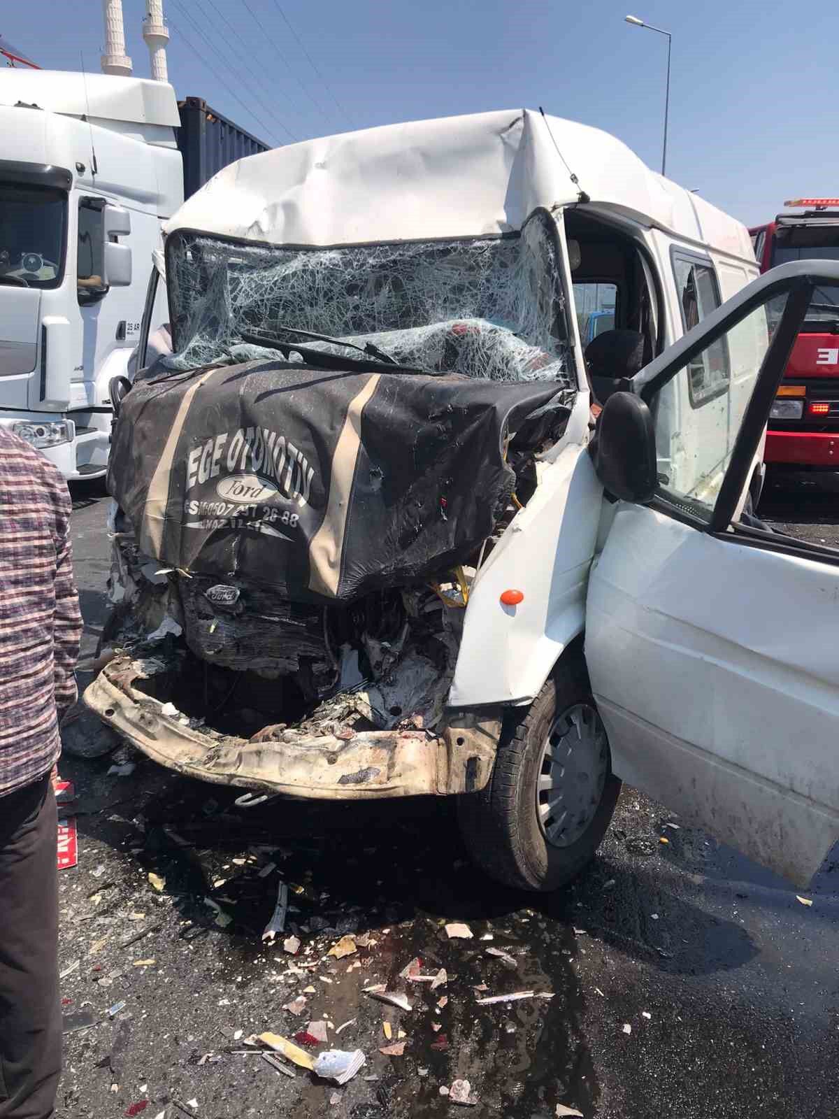 Buharkent'te İki Minibüs Çarpıştı: 8 Yaralı