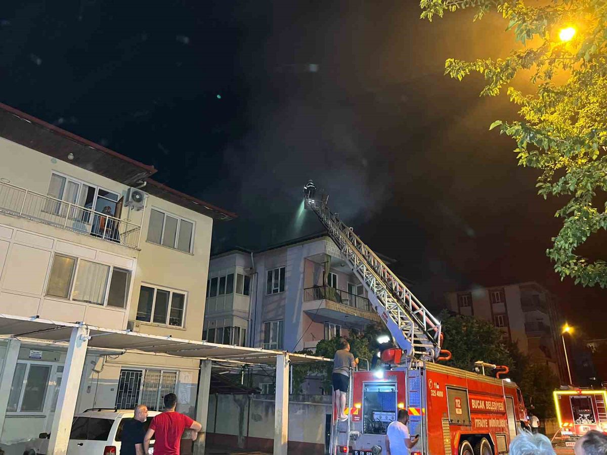 Bucak'ta Üç Katlı Binada Yangın Paniği